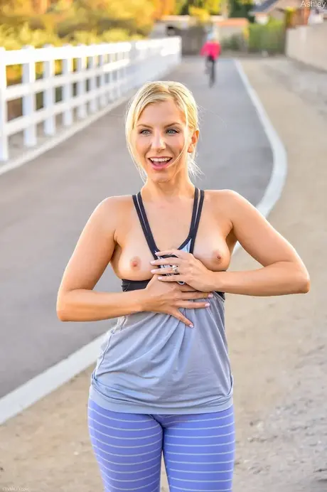Blondinen Ashley Fires viser frem brystene mens hun jogger offentlig
