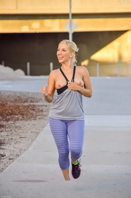 Blondinen Ashley Fires viser frem brystene mens hun jogger offentlig