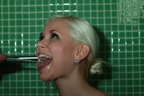 Blondýna Dido Angel přijímá anální creampie před golden shower