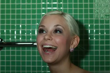 Blondýna Dido Angel přijímá anální creampie před golden shower