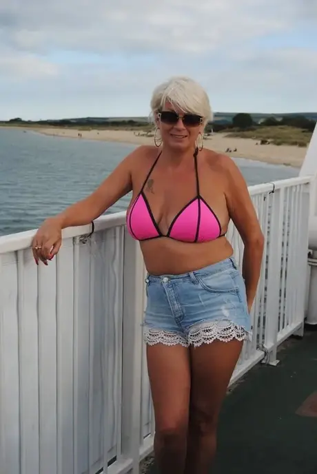 Blondýna Dimonty si vychutnává zmrzlinu po focení na nudistické pláži