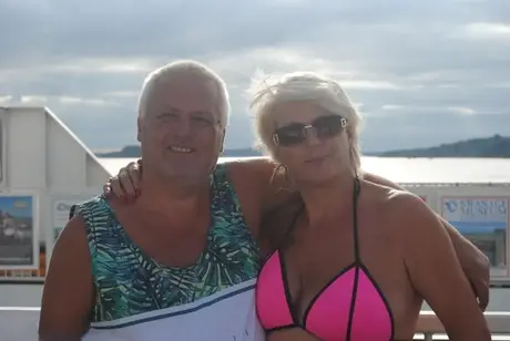 Blondýna Dimonty si vychutnává zmrzlinu po focení na nudistické pláži