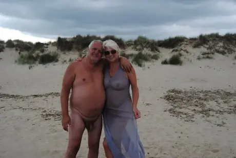 Blondine Dimonty geniet van een ijsje na naaktstrand-modelling