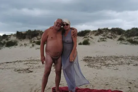 Blondýna Dimonty si vychutnává zmrzlinu po focení na nudistické pláži