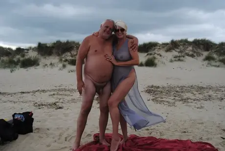 Blondýna Dimonty si vychutnává zmrzlinu po focení na nudistické pláži