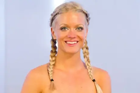 Blond gymnastka podstoupí bičování před lesbickým sexem se straponem