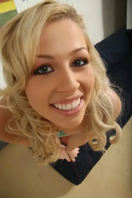 Blondýna Zoey Monroe se svléká a hladí velkého ptáka