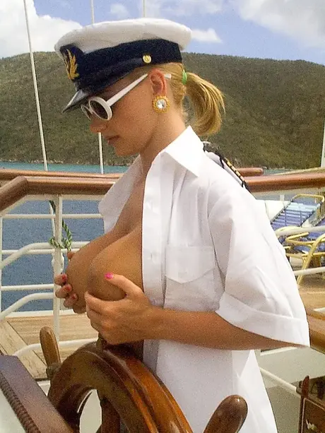 Brittany Andrews, den frække kaptajn, driller med sine store bryster på dækket