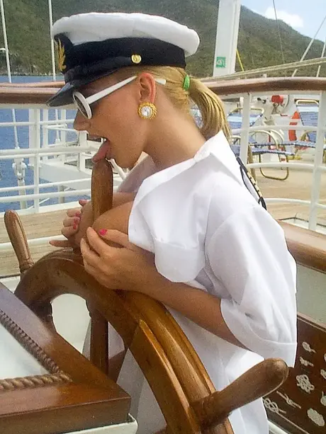 Brittany Andrews, den frække kaptajn, driller med sine store bryster på dækket