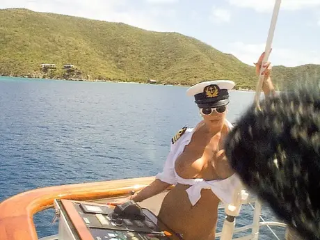 Brittany Andrews, den frække kaptajn, driller med sine store bryster på dækket