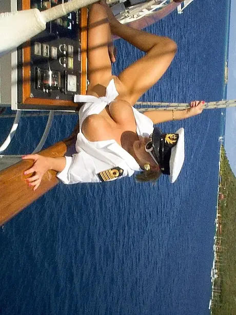 Brittany Andrews, den frække kaptajn, driller med sine store bryster på dækket