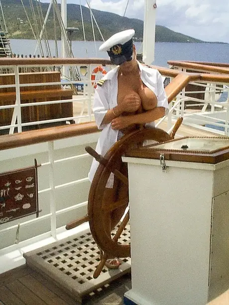 Brittany Andrews, den frække kaptajn, driller med sine store bryster på dækket