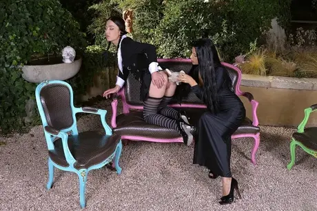 Brunetky Angelik Duval a Billie Star se navzájem lížou a hrají si spolu venku