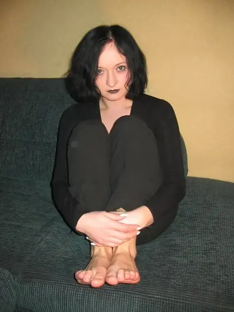 Ręczne pieszczoty brunetki MILF Mayi ukazują jej naturalne piersi, a ona ssie swoje palce u stóp