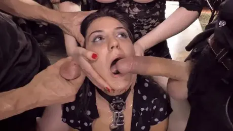 Femme brune humiliée en public lors d'une série d'actes sexuels