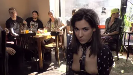Femme brune humiliée en public lors d'une série d'actes sexuels