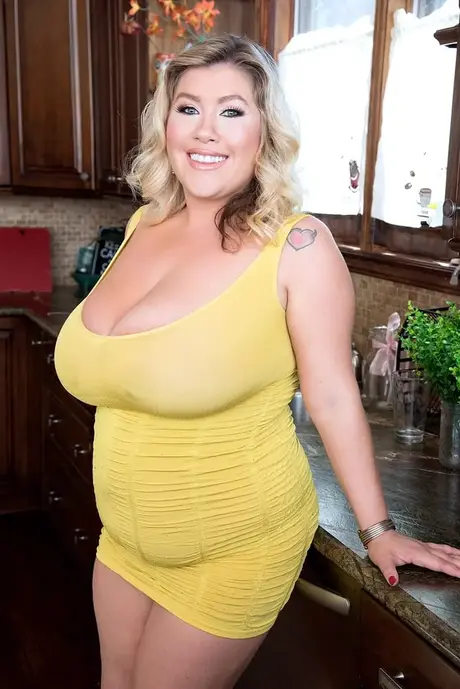 Prsatá BBW Kacey Parker předvádí deepthroat a jede cowgirl