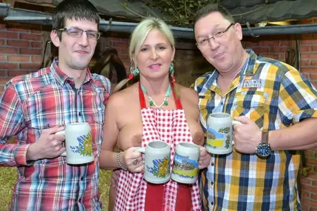 Prsatá blondýna odhalí vše, když po nahé truhlářské session servíruje pivo