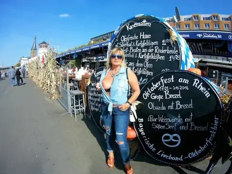 Prsatá blondýna odhalí vše, když po nahé truhlářské session servíruje pivo