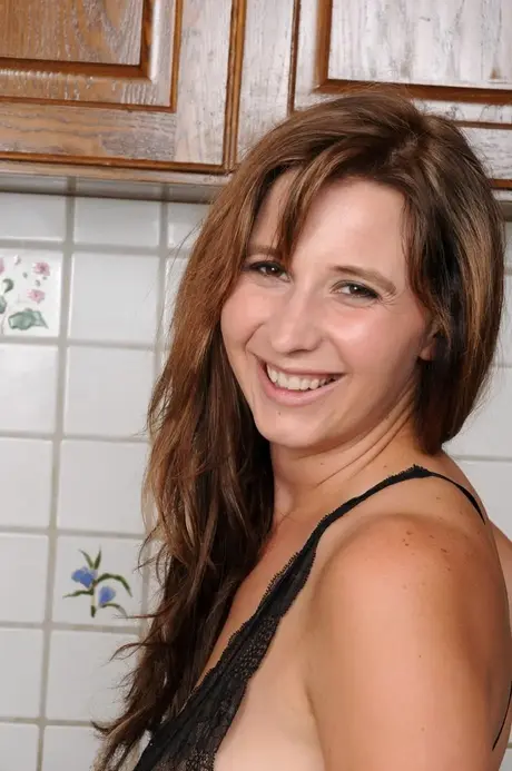 Die üppige Hausfrau Alice Chambers befummelt ihre großen Brüste und ihre sexy Muschi in der Küche