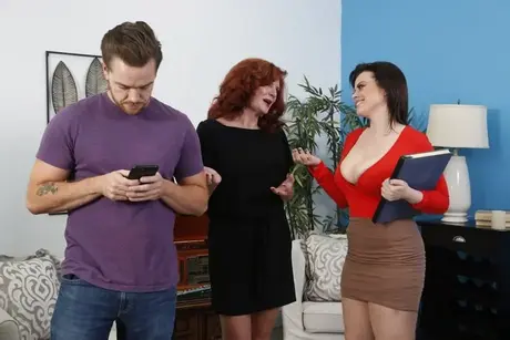Barmfagre MILF Nadia White viser sine store bryster og runde røv frem inden sex