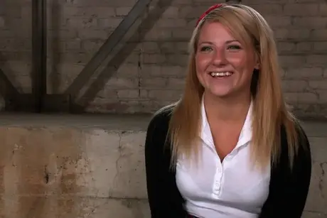 Casey Cumz, a colegial americana, em um gangbang BDSM selvagem de spit roast