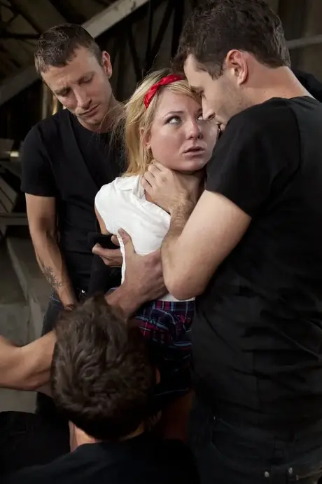 Casey Cumz, a colegial americana, em um gangbang BDSM selvagem de spit roast