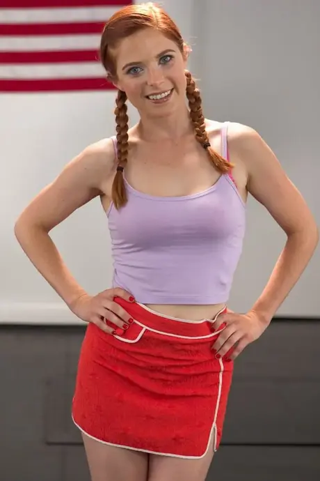 Chanel Preston y Penny Pax se desnudan y presumir sus curvas como agentes de la TSA ardientes