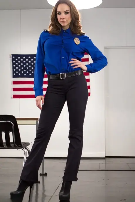Chanel Preston e Penny Pax se despem e exibem suas curvas como agentes da TSA quentes