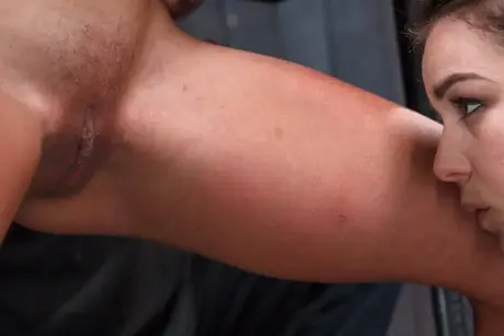Cherie Deville e la sua ragazza si godono un selvaggio trio BDSM con il loro handler maschile