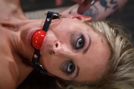 Cherie Deville e la sua ragazza si godono un selvaggio trio BDSM con il loro handler maschile
