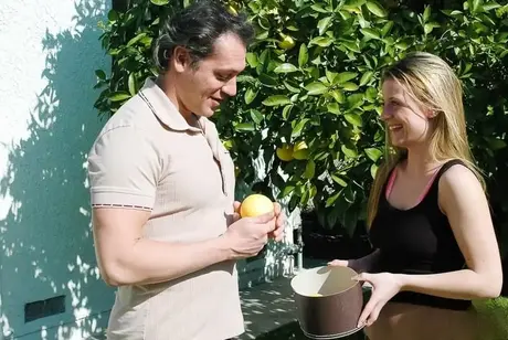 Denice K beim Obstpflücken von einem Baum vor dem Sex erwischt