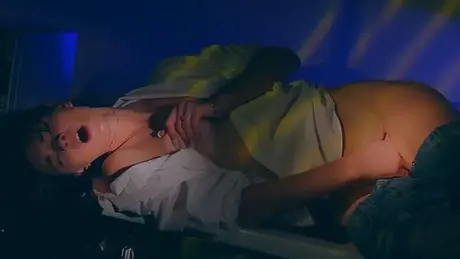 Emily J e Andrea P fanno sesso lesbico mentre si stanno ancora svegliando