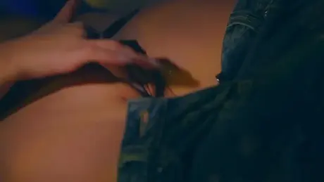 Emily J e Andrea P fanno sesso lesbico mentre si stanno ancora svegliando