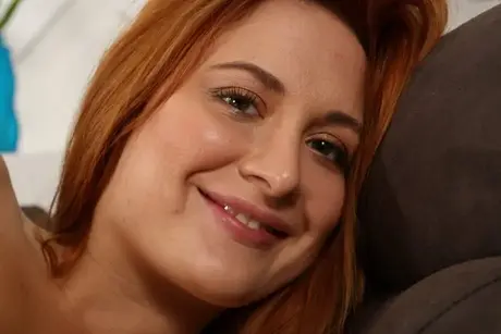 Eva Berger, la rossa arrapata, apre la sua figa bagnata prima di masturbarsi