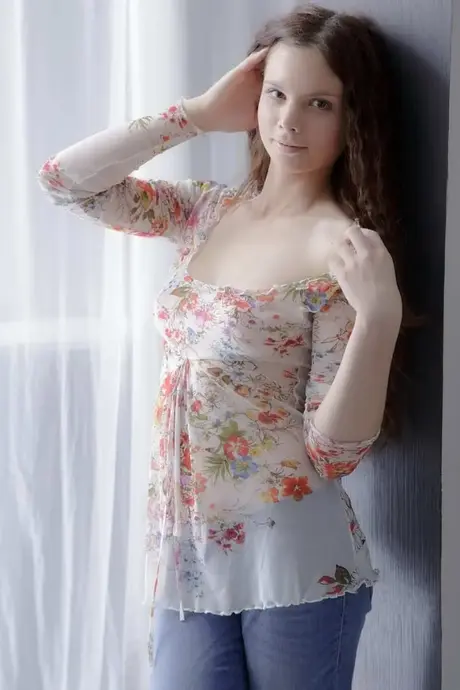Mary à la peau claire se caresse la chatte rose avec un jouet sexuel