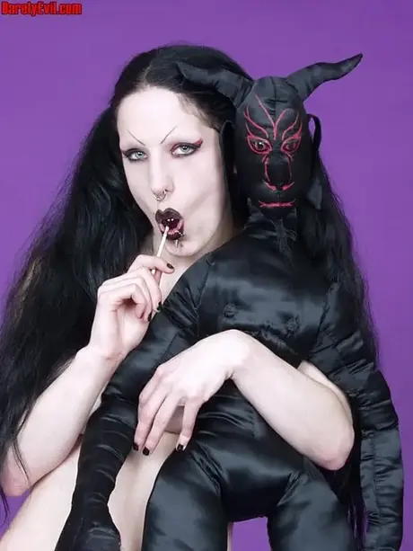 Fetus De Milo, deathrocková hudebnice, tahá za své copy, zatímco pózuje nahoře bez v punčochách