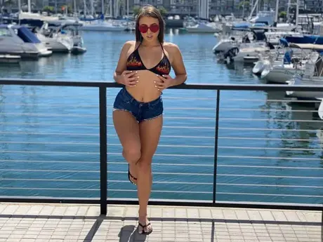 Gia Derza w bikini i okularach przeciwsłonecznych przed seksem z lizaniem odbytu