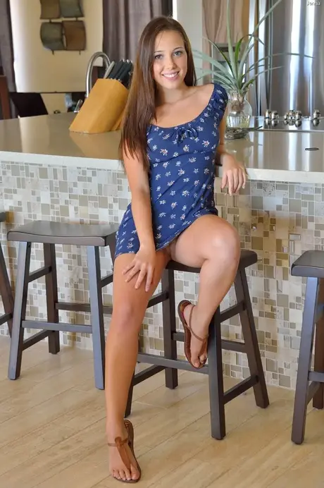 Glamour Jenna si svléká sexy letní šaty, aby pózovat nahá na veřejnosti