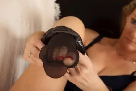 Nádherná MILF Caroline B se svléká a roztahuje svou chlupatou kundu