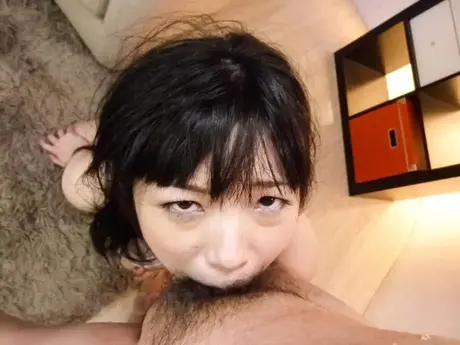 Hina Maeda sputa lo sperma nel palmo dopo aver succhiato i cazzi