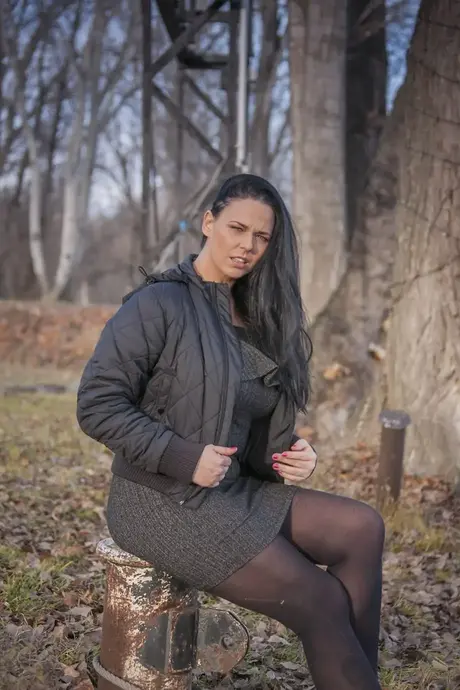Maďarská MILF Simony Diamond ukazuje rozkrok v černých punčochách