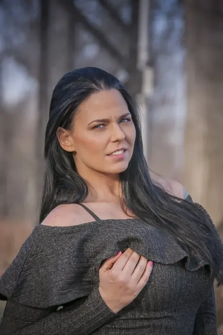 Maďarská MILF Simony Diamond ukazuje rozkrok v černých punčochách