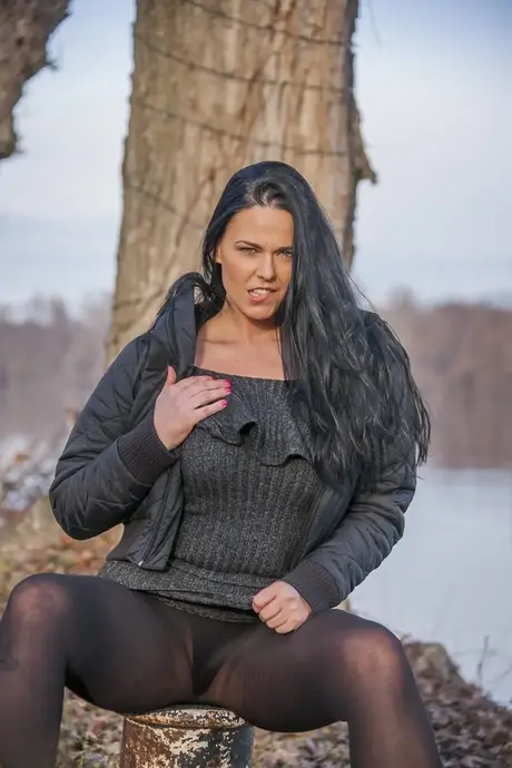 Maďarská MILF Simony Diamond ukazuje rozkrok v černých punčochách