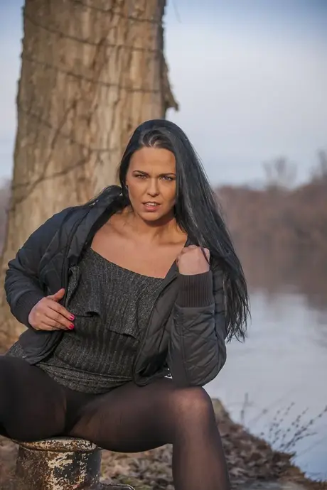 Maďarská MILF Simony Diamond ukazuje rozkrok v černých punčochách