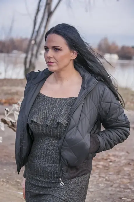 Maďarská MILF Simony Diamond ukazuje rozkrok v černých punčochách