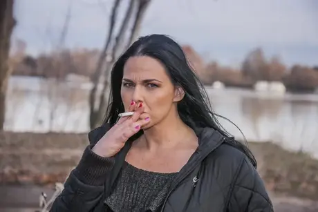 Maďarská MILF Simony Diamond ukazuje rozkrok v černých punčochách