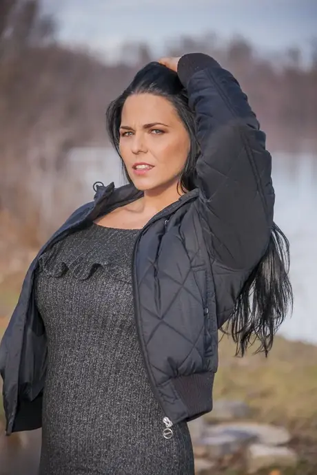 Maďarská MILF Simony Diamond ukazuje rozkrok v černých punčochách