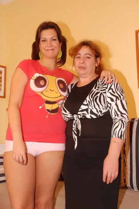 Jennifer J e a madura safada Sandie se despem e brincam com um dildo