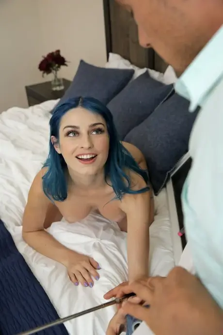 Jewelz Blu jede na obřím ptáku svého nevlastního otce ve stylu cowgirl